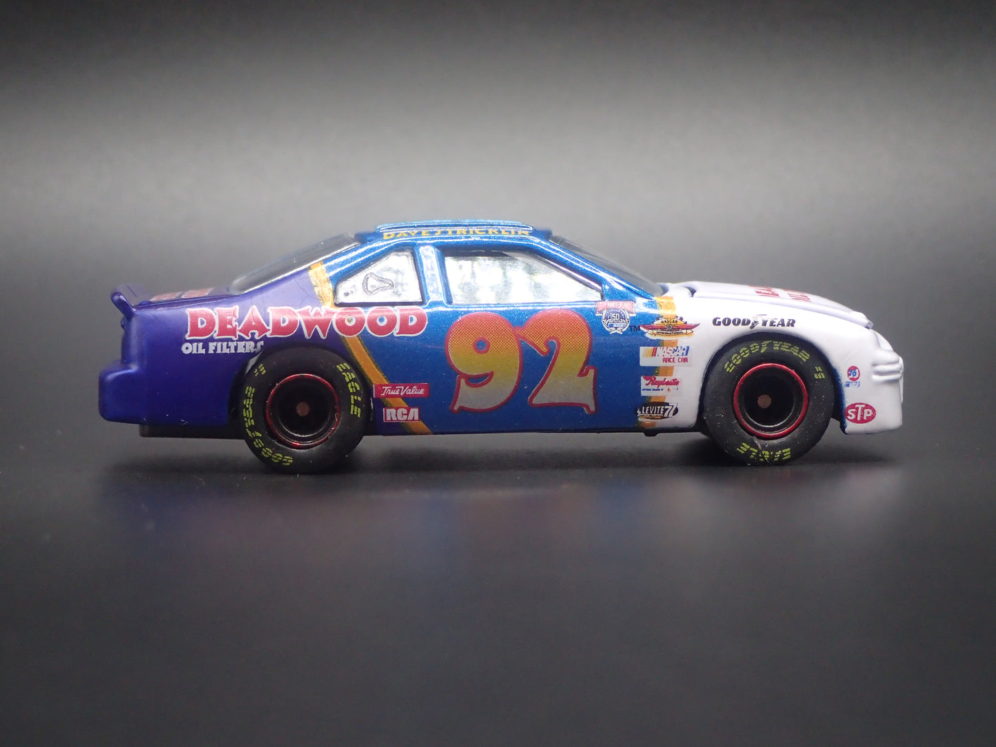 1998 98 FORD TAURUS 92 DAVE STRICKLIN NASCAR 1:64 SCALE DIORAMA DIECAST MODEL CAR