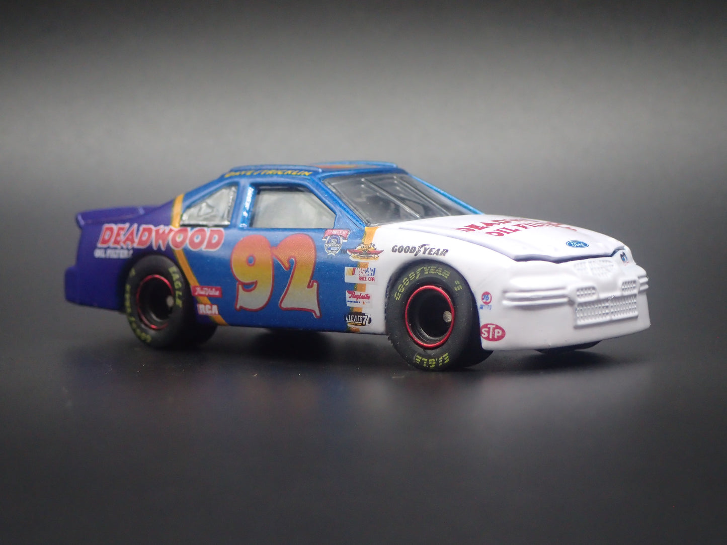 1998 98 FORD TAURUS 92 DAVE STRICKLIN NASCAR 1:64 SCALE DIORAMA DIECAST MODEL CAR