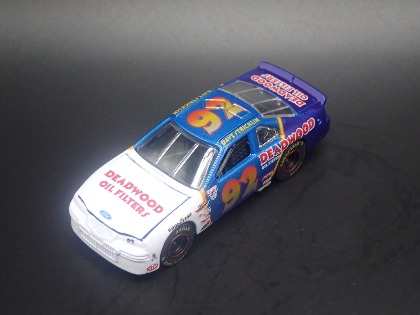 1998 98 FORD TAURUS 92 DAVE STRICKLIN NASCAR 1:64 SCALE DIORAMA DIECAST MODEL CAR