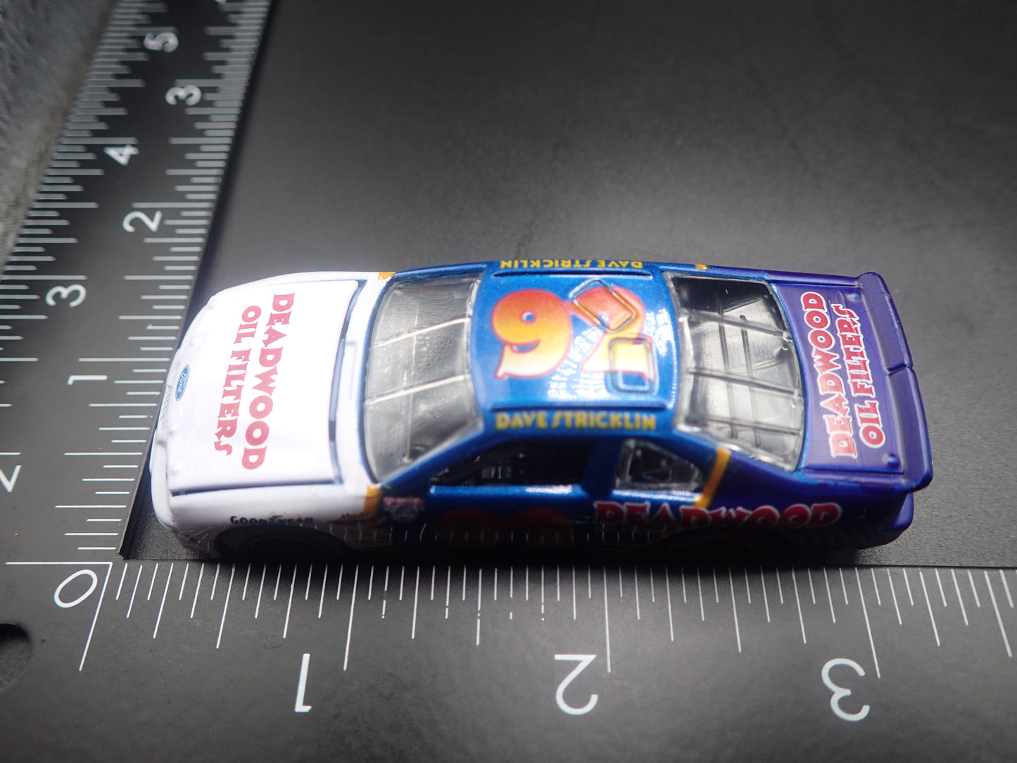 1998 98 FORD TAURUS 92 DAVE STRICKLIN NASCAR 1:64 SCALE DIORAMA DIECAST MODEL CAR