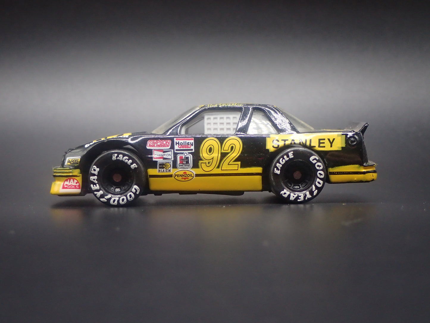 1992 92 CHEVY CHEVROLET LUMINA 92 HUT STRICKLIN NASCAR 1:64 SCALE DIECAST CAR