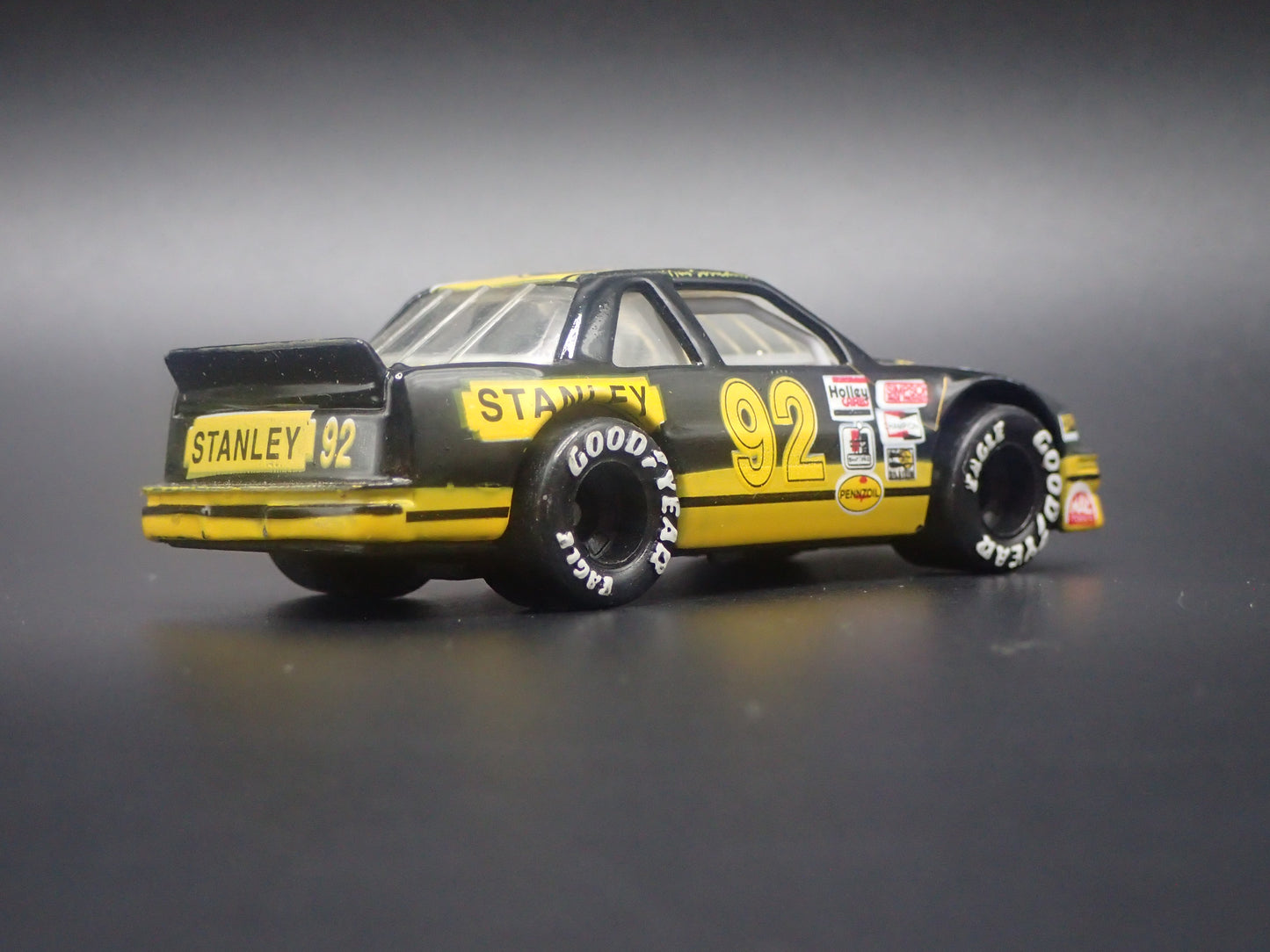1992 92 CHEVY CHEVROLET LUMINA 92 HUT STRICKLIN NASCAR 1:64 SCALE DIECAST CAR