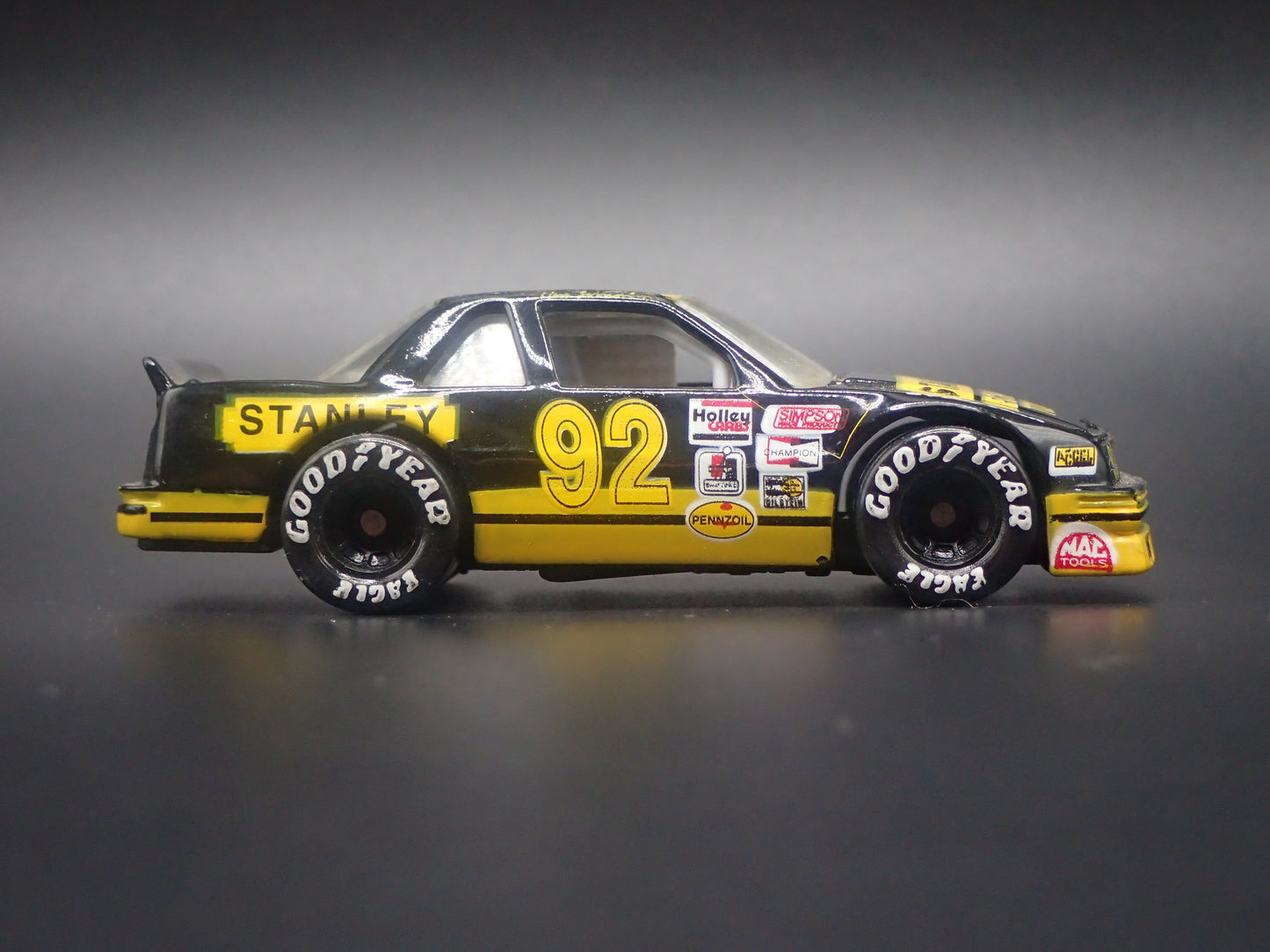 1992 92 CHEVY CHEVROLET LUMINA 92 HUT STRICKLIN NASCAR 1:64 SCALE DIECAST CAR