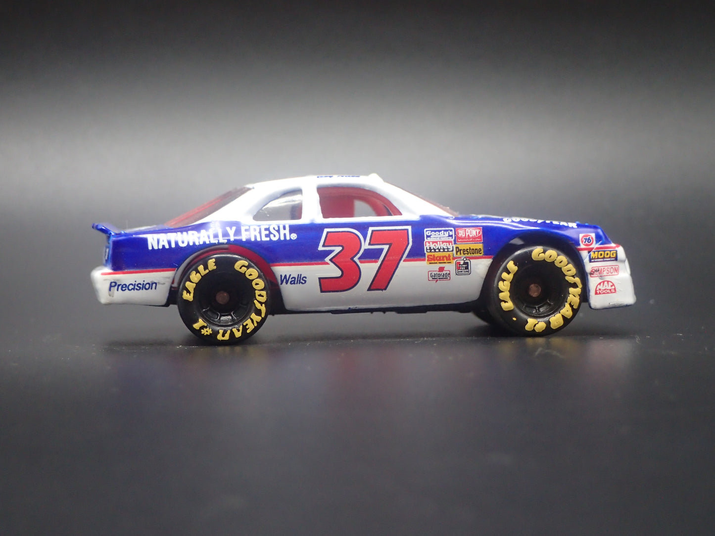1992 FORD THUNDERBIRD 37 LOY ALLEN HOOTERS NASCAR 1:64 SCALE DIECAST MODEL CAR
