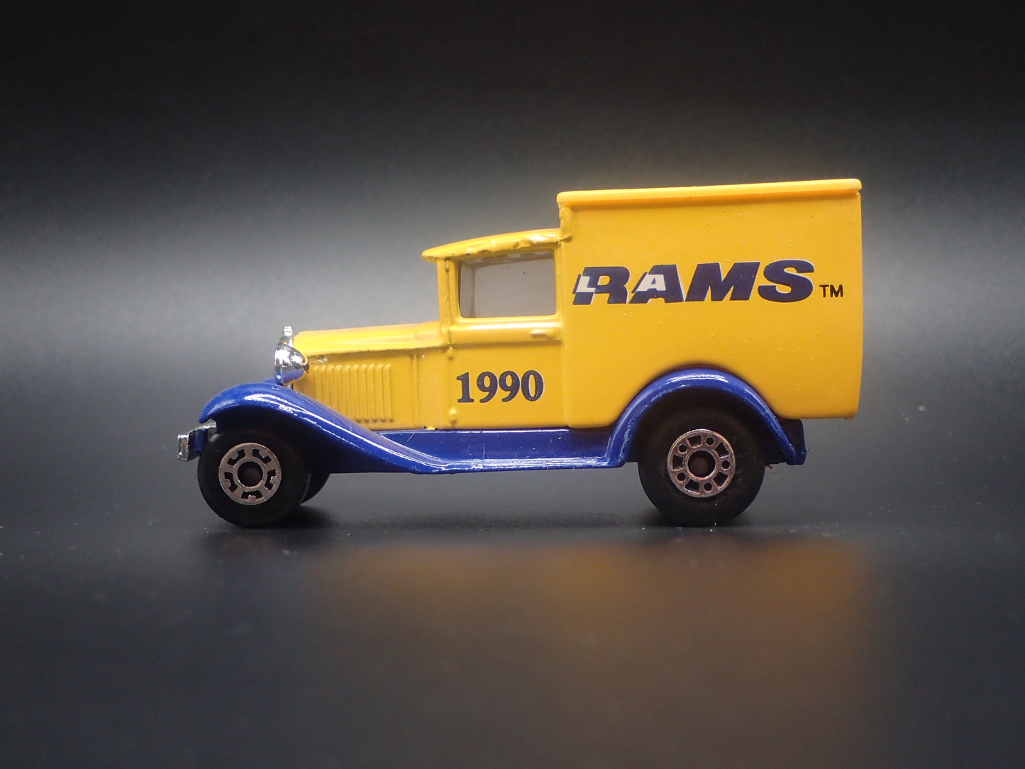 1929 29 FORD MODEL A VAN 1990 LA RAMS NFL 1:64 SCALE DIECAST MODEL CAR