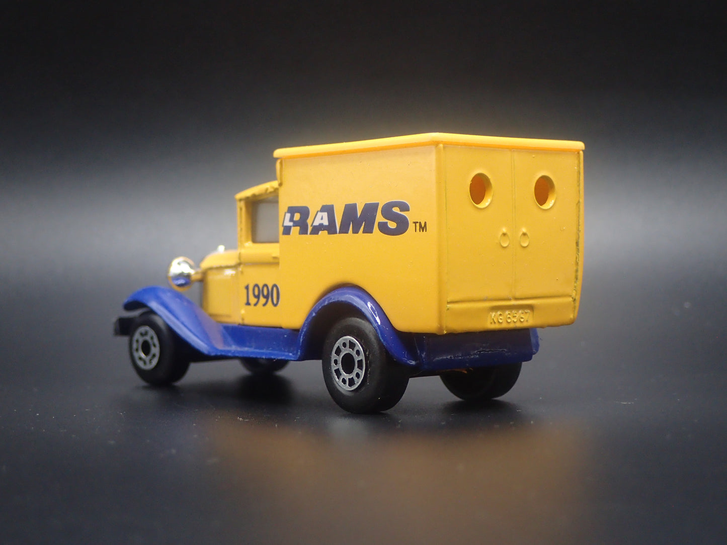 1929 29 FORD MODEL A VAN 1990 LA RAMS NFL 1:64 SCALE DIECAST MODEL CAR