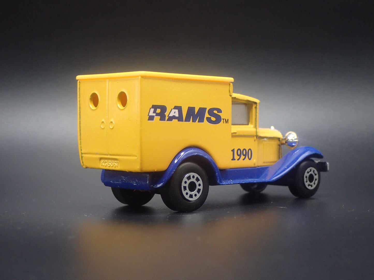 1929 29 FORD MODEL A VAN 1990 LA RAMS NFL 1:64 SCALE DIECAST MODEL CAR