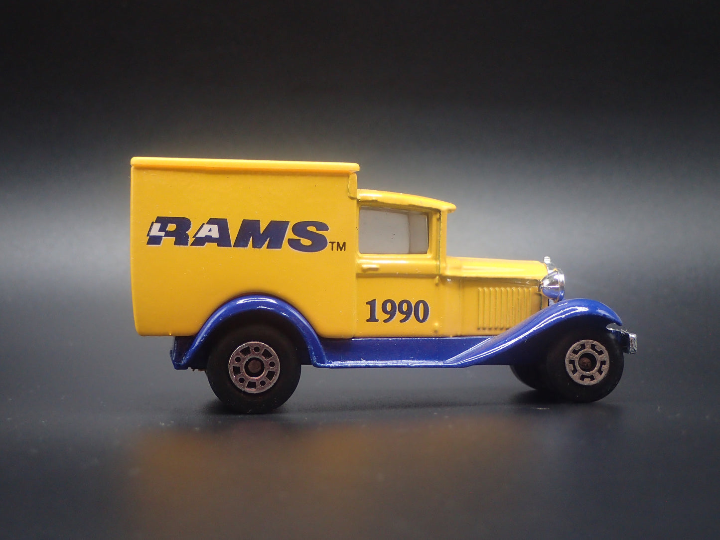 1929 29 FORD MODEL A VAN 1990 LA RAMS NFL 1:64 SCALE DIECAST MODEL CAR