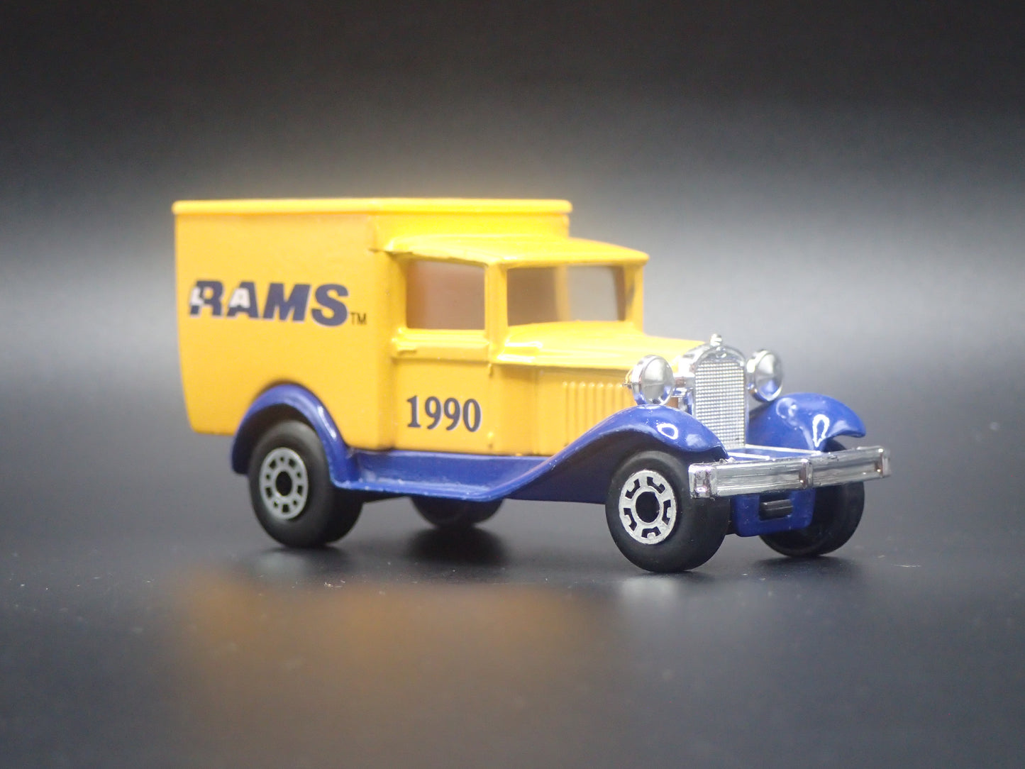 1929 29 FORD MODEL A VAN 1990 LA RAMS NFL 1:64 SCALE DIECAST MODEL CAR