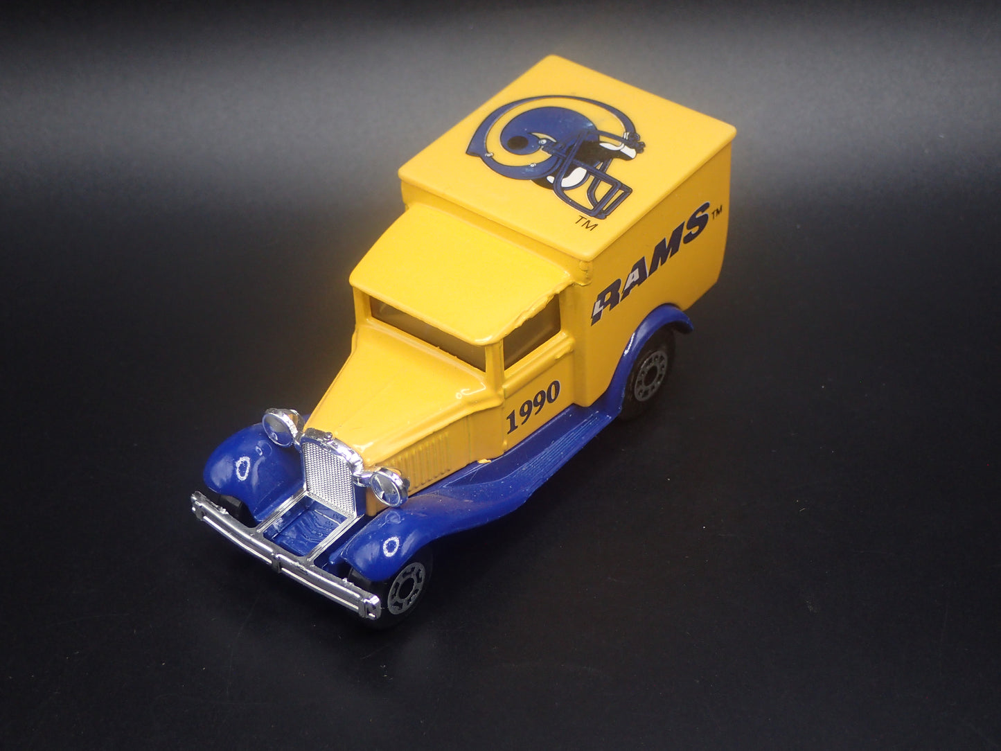 1929 29 FORD MODEL A VAN 1990 LA RAMS NFL 1:64 SCALE DIECAST MODEL CAR