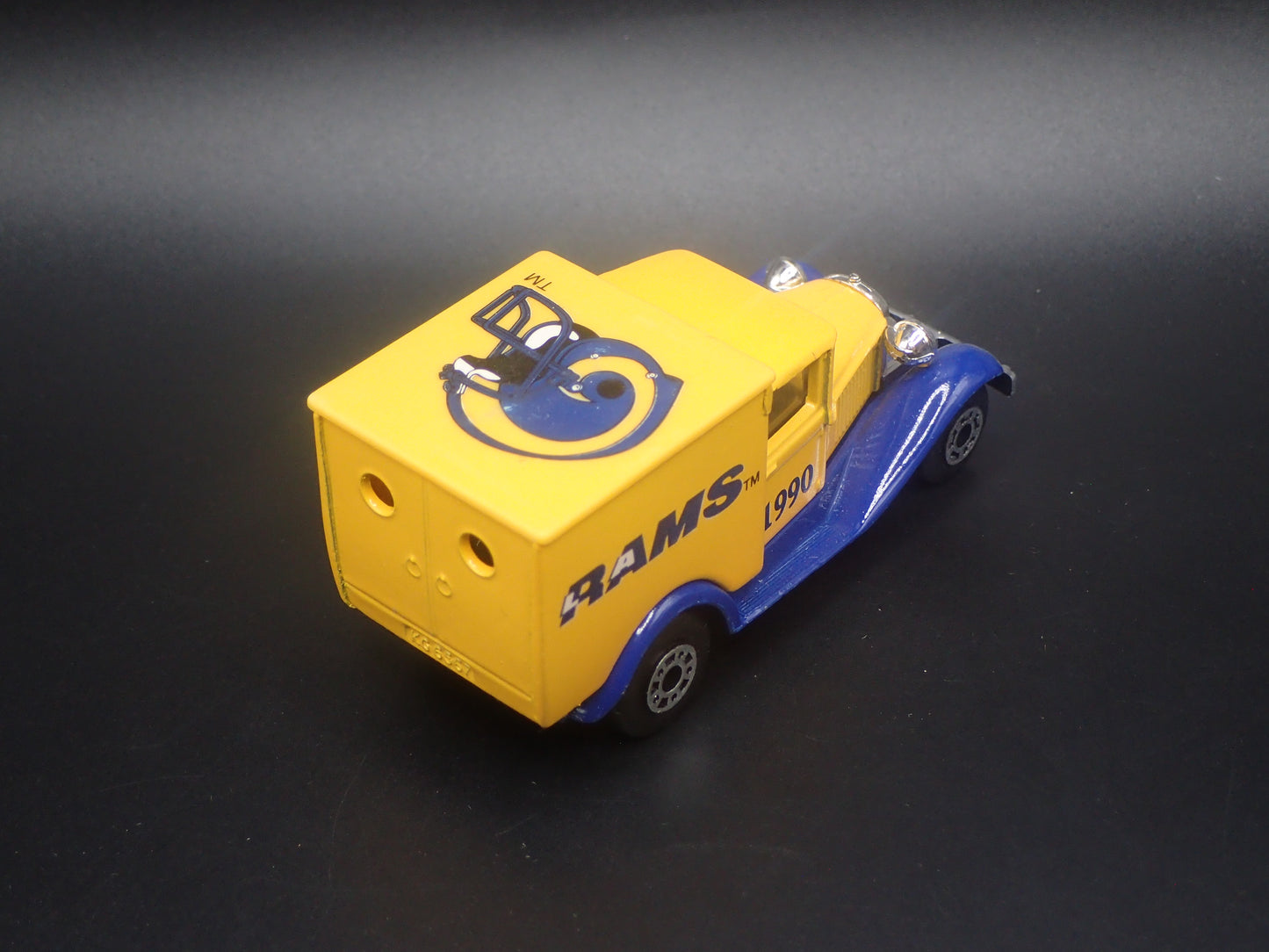 1929 29 FORD MODEL A VAN 1990 LA RAMS NFL 1:64 SCALE DIECAST MODEL CAR