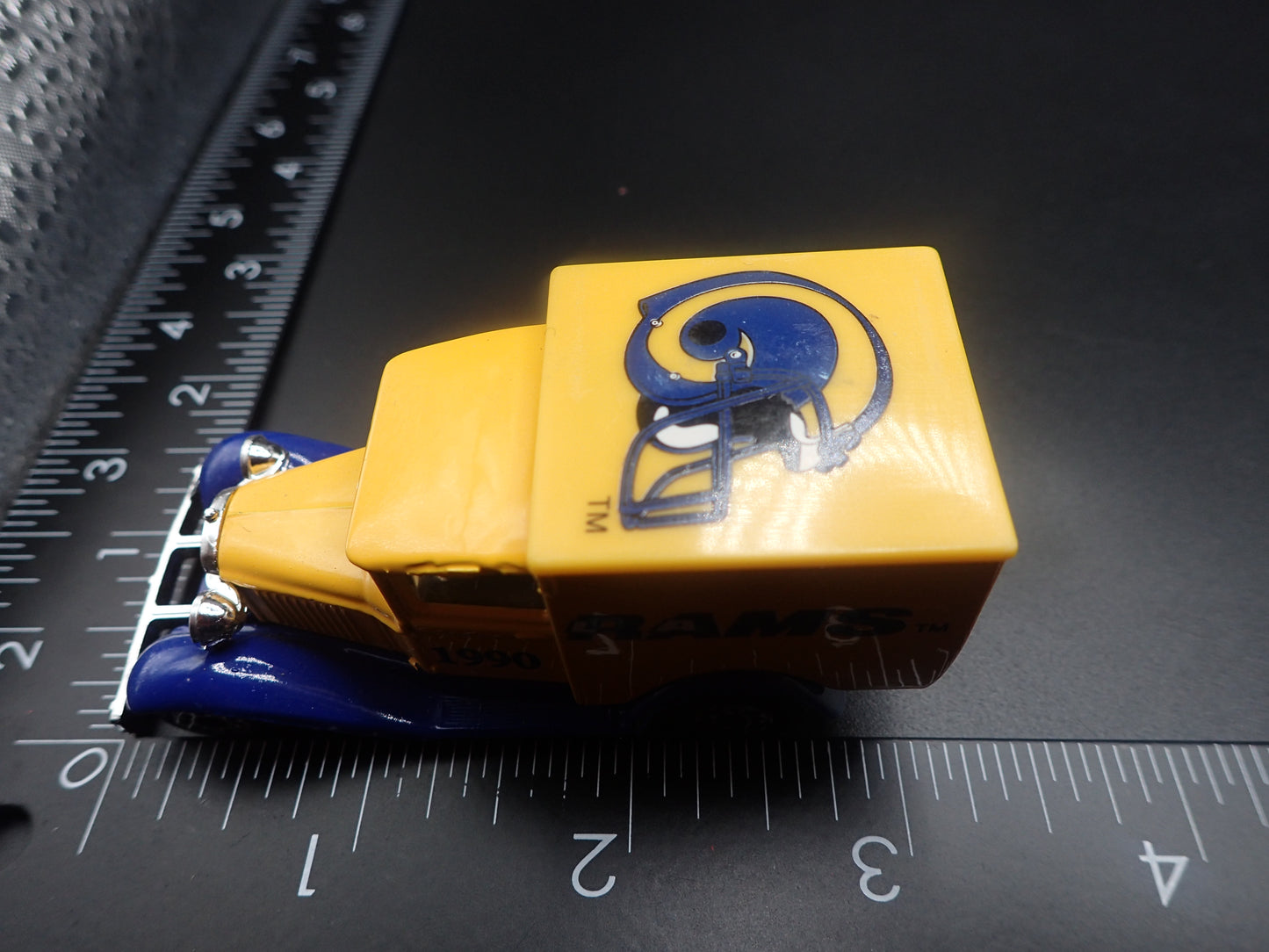 1929 29 FORD MODEL A VAN 1990 LA RAMS NFL 1:64 SCALE DIECAST MODEL CAR