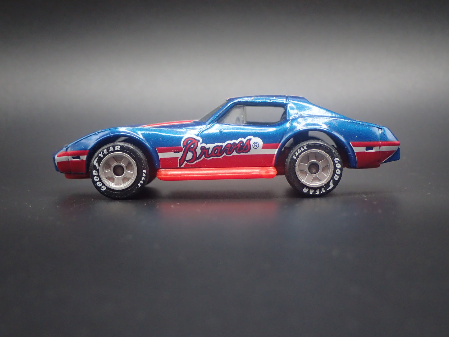 1979 79 CHEVY CHEVROLET CORVETTE T-TOP BRAVES MLB 1:64 SCALE DIECAST CAR