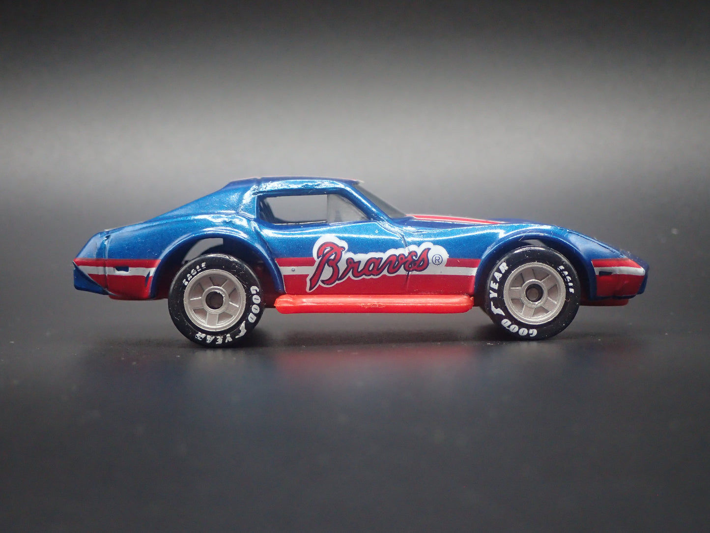 1979 79 CHEVY CHEVROLET CORVETTE T-TOP BRAVES MLB 1:64 SCALE DIECAST CAR