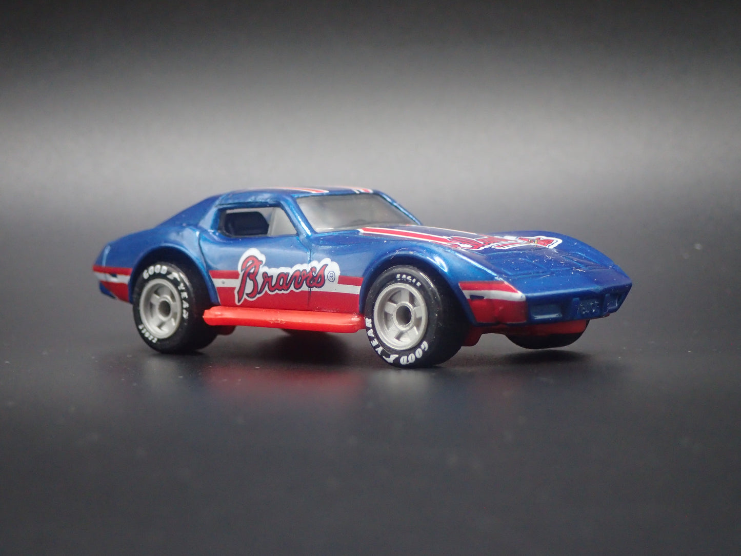 1979 79 CHEVY CHEVROLET CORVETTE T-TOP BRAVES MLB 1:64 SCALE DIECAST CAR