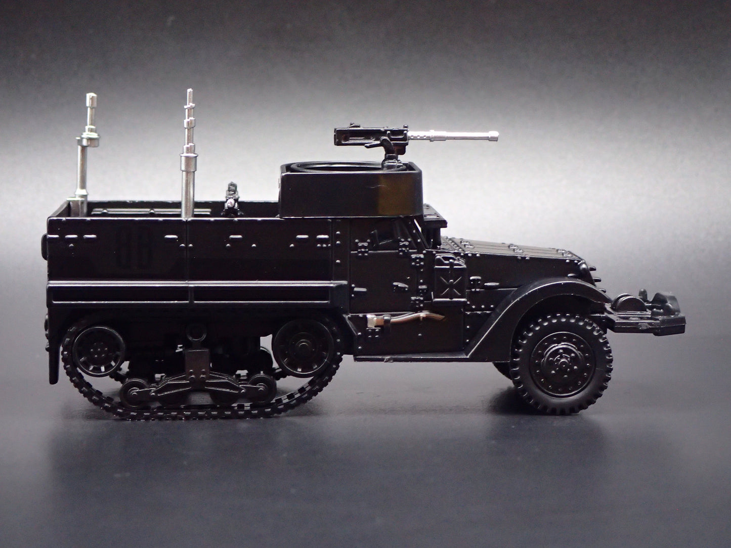 US M3 HALF TRACK PERSONNEL CARRIER BLACK 1:64 SCALE DIORAMA DIECAST MODEL CAR