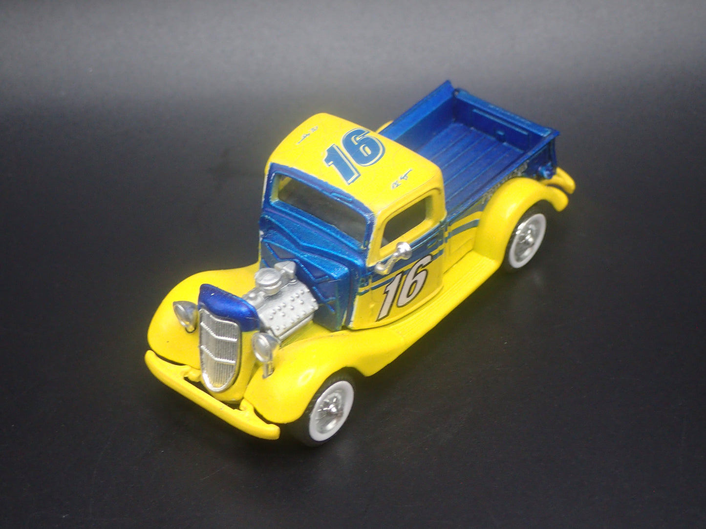 1935 35 FORD PICKUP TRUCK 16 TED MUSCRAVE NASCAR BARN FIND 1:64 SCALE MODEL CAR