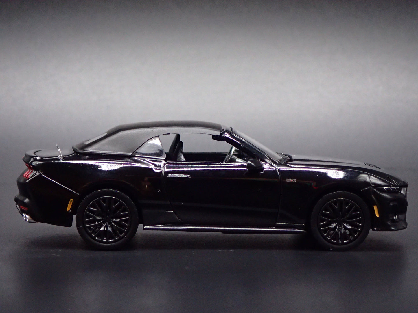 2024-2026 FORD MUSTANG GT CONVERTIBLE 1:64 SCALE COLLECTIBLE DIECAST MODEL CAR