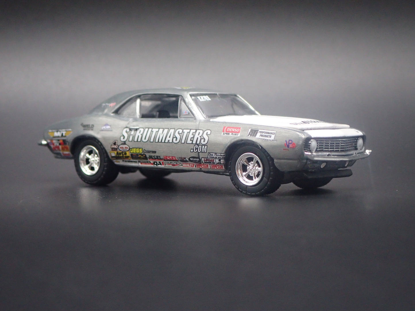 1969 69 CHEVY CHEVROLET CAMARO Z28 STRUTMASTERS 1:64 SCALE DIECAST MODEL CAR