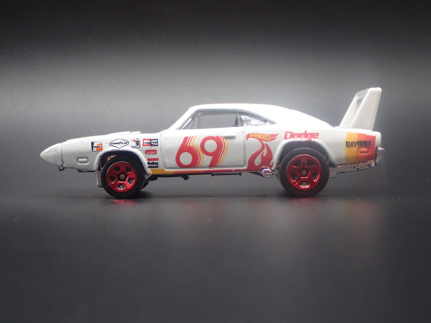 1969 69 DODGE CHARGER DAYTONA WHITE 1:64 SCALE COLLECTIBLE DIECAST MODEL CAR