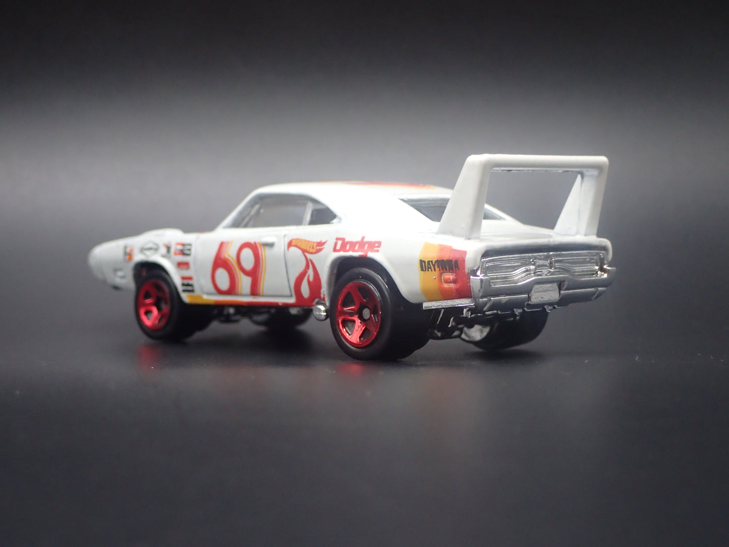 1969 69 DODGE CHARGER DAYTONA WHITE 1:64 SCALE COLLECTIBLE DIECAST MODEL CAR