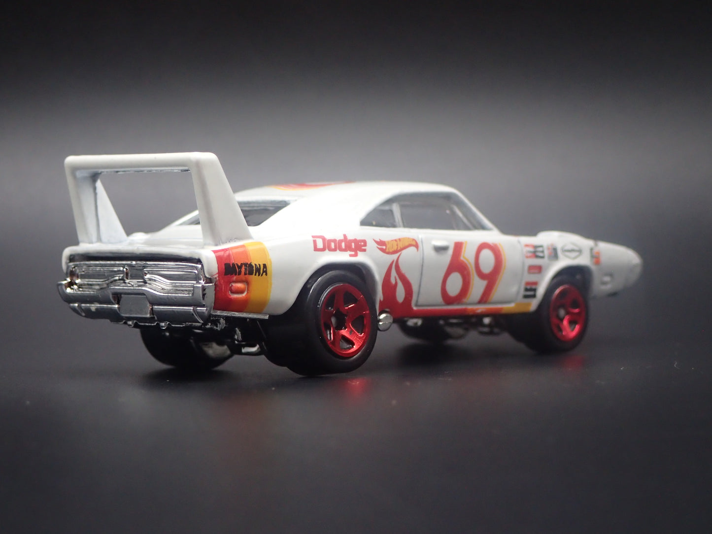 1969 69 DODGE CHARGER DAYTONA WHITE 1:64 SCALE COLLECTIBLE DIECAST MODEL CAR