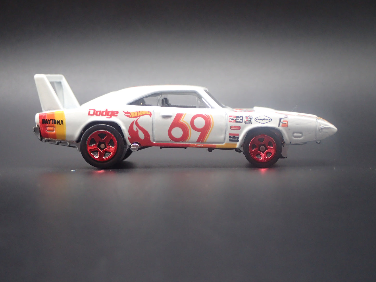 1969 69 DODGE CHARGER DAYTONA WHITE 1:64 SCALE COLLECTIBLE DIECAST MODEL CAR