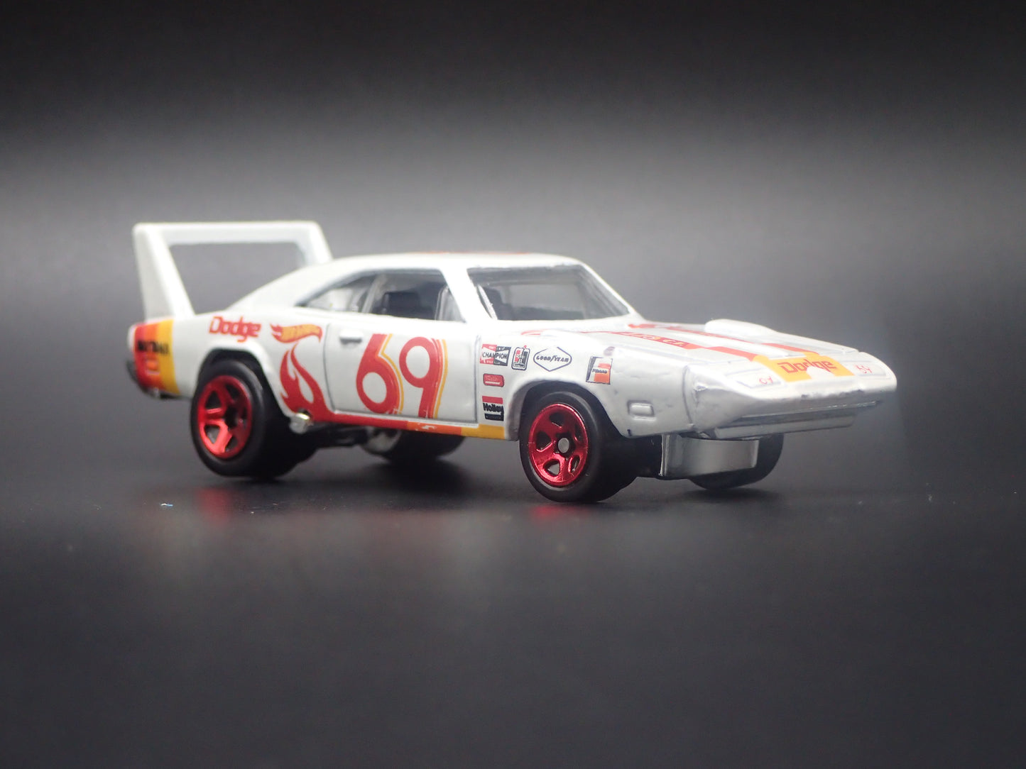 1969 69 DODGE CHARGER DAYTONA WHITE 1:64 SCALE COLLECTIBLE DIECAST MODEL CAR