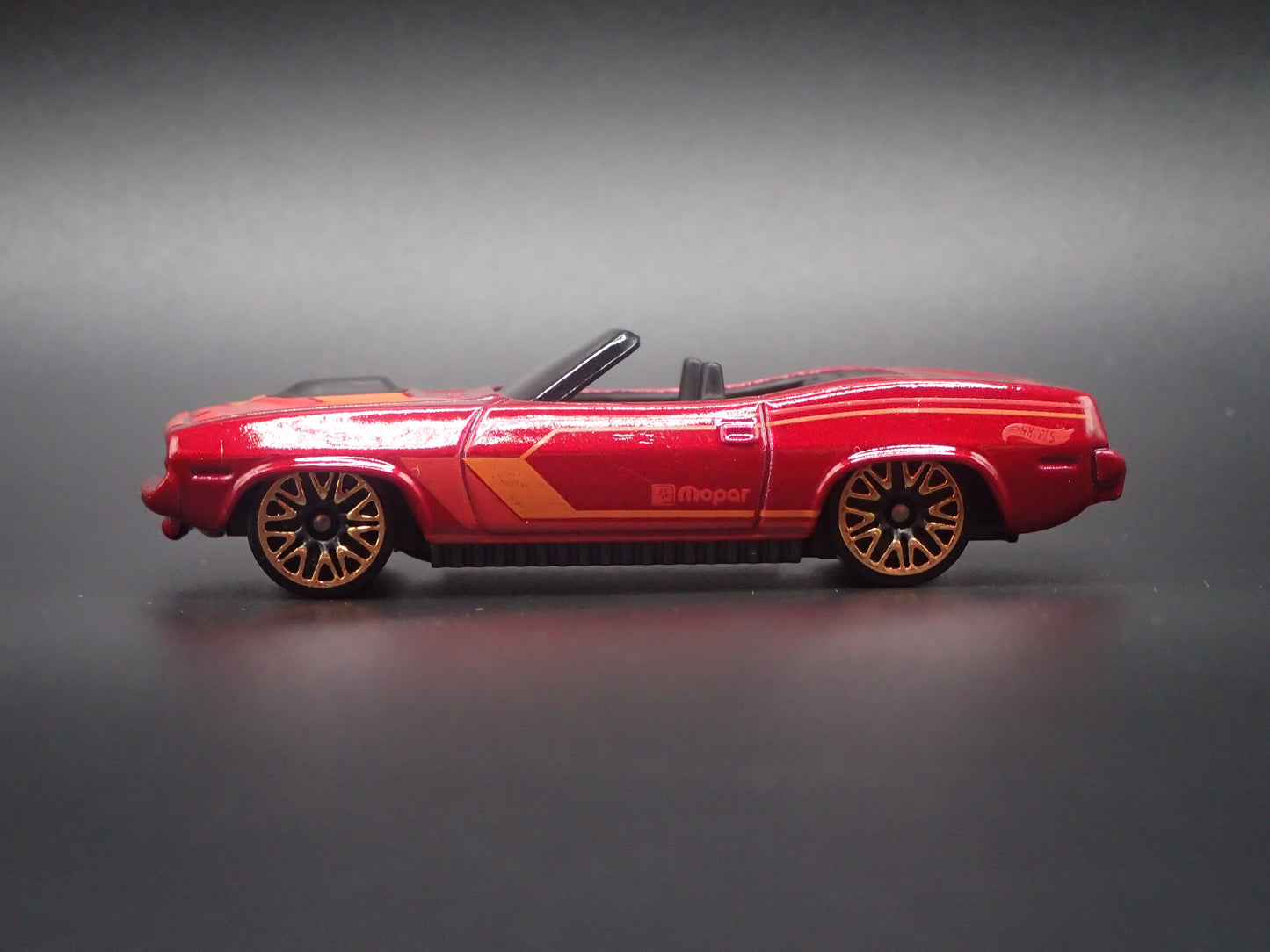 1970 70 PLYMOUTH CUDA CONVERTIBLE RED RARE 1/64 SCALE DIORAMA DIECAST MODEL CAR