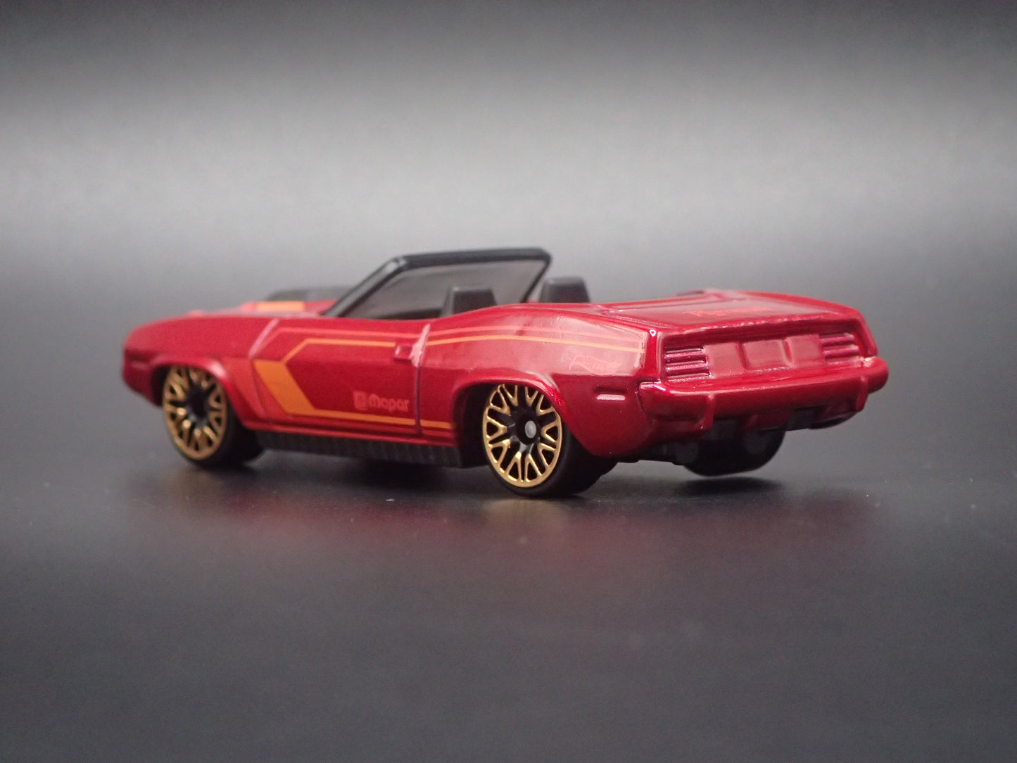 1970 70 PLYMOUTH CUDA CONVERTIBLE RED RARE 1/64 SCALE DIORAMA DIECAST MODEL CAR