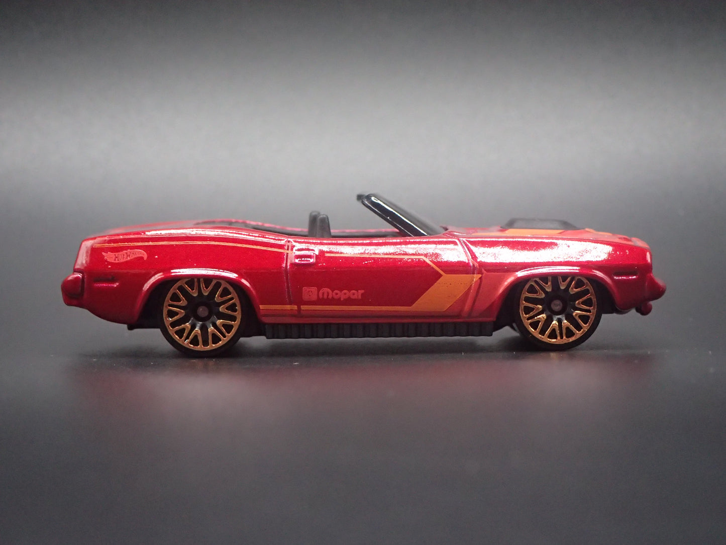 1970 70 PLYMOUTH CUDA CONVERTIBLE RED RARE 1/64 SCALE DIORAMA DIECAST MODEL CAR