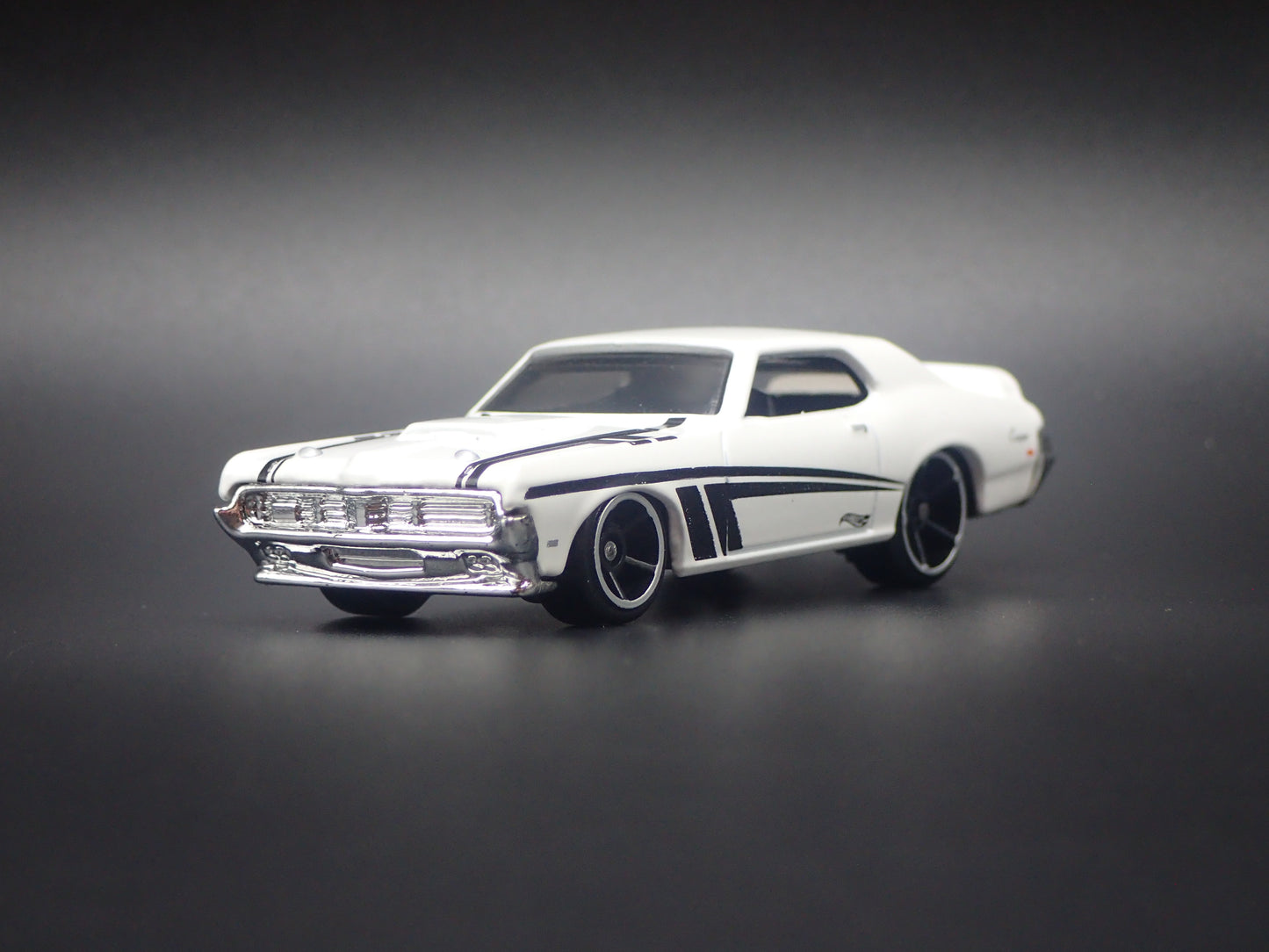 1969 69 MERC MERCURY COUGAR ELIMINATOR WHITE 1:64 SCALE DIORAMA DIECAST MODEL CAR
