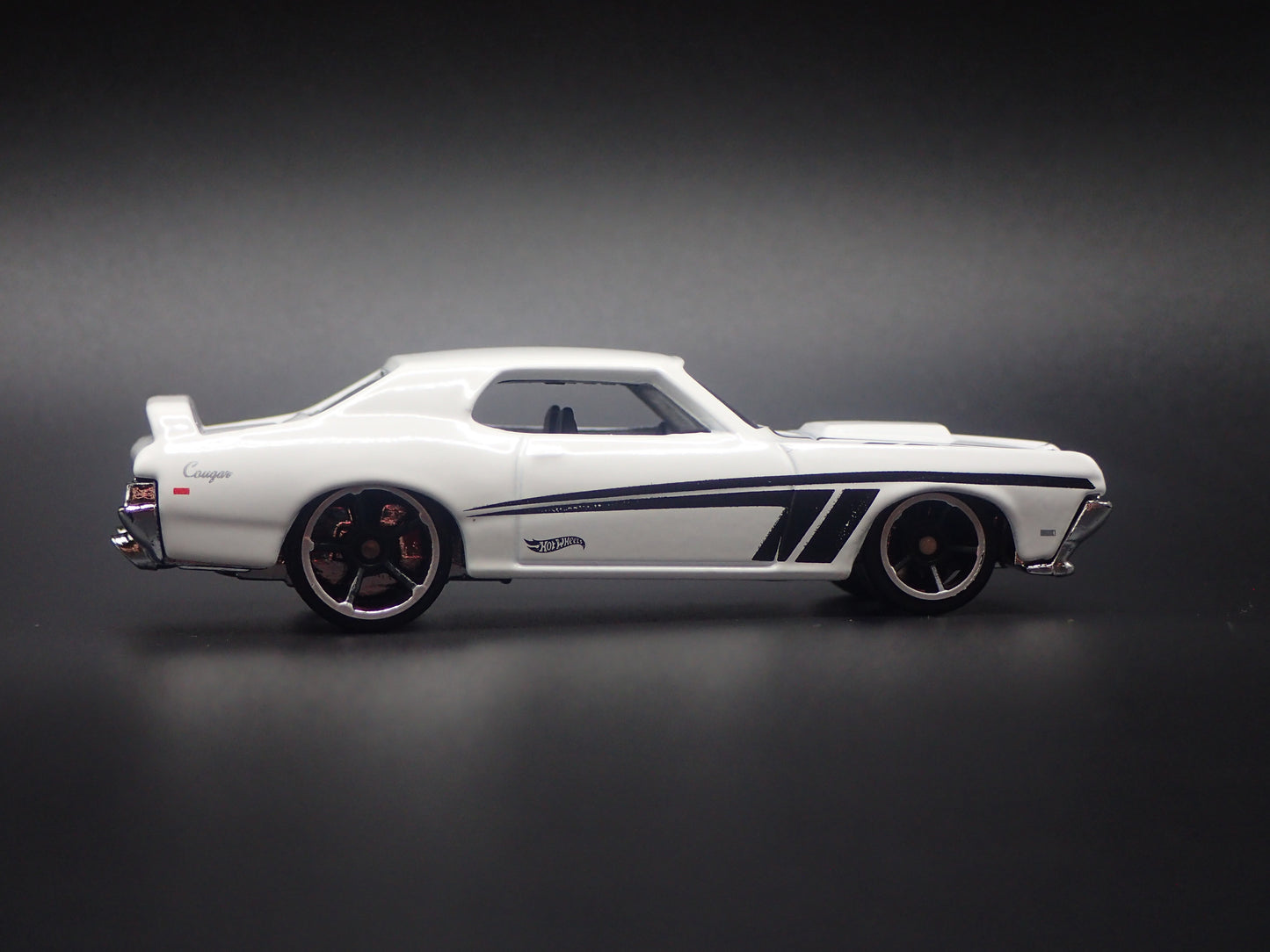 1969 69 MERC MERCURY COUGAR ELIMINATOR WHITE 1:64 SCALE DIORAMA DIECAST MODEL CAR