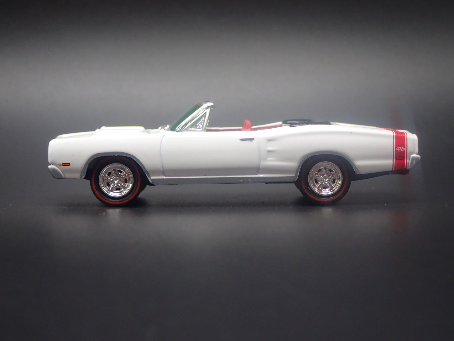 1969 69 DODGE CORONET RT CONVERTIBLE WHITE 1/64 SCALE DIORAMA DIECAST MODEL CAR