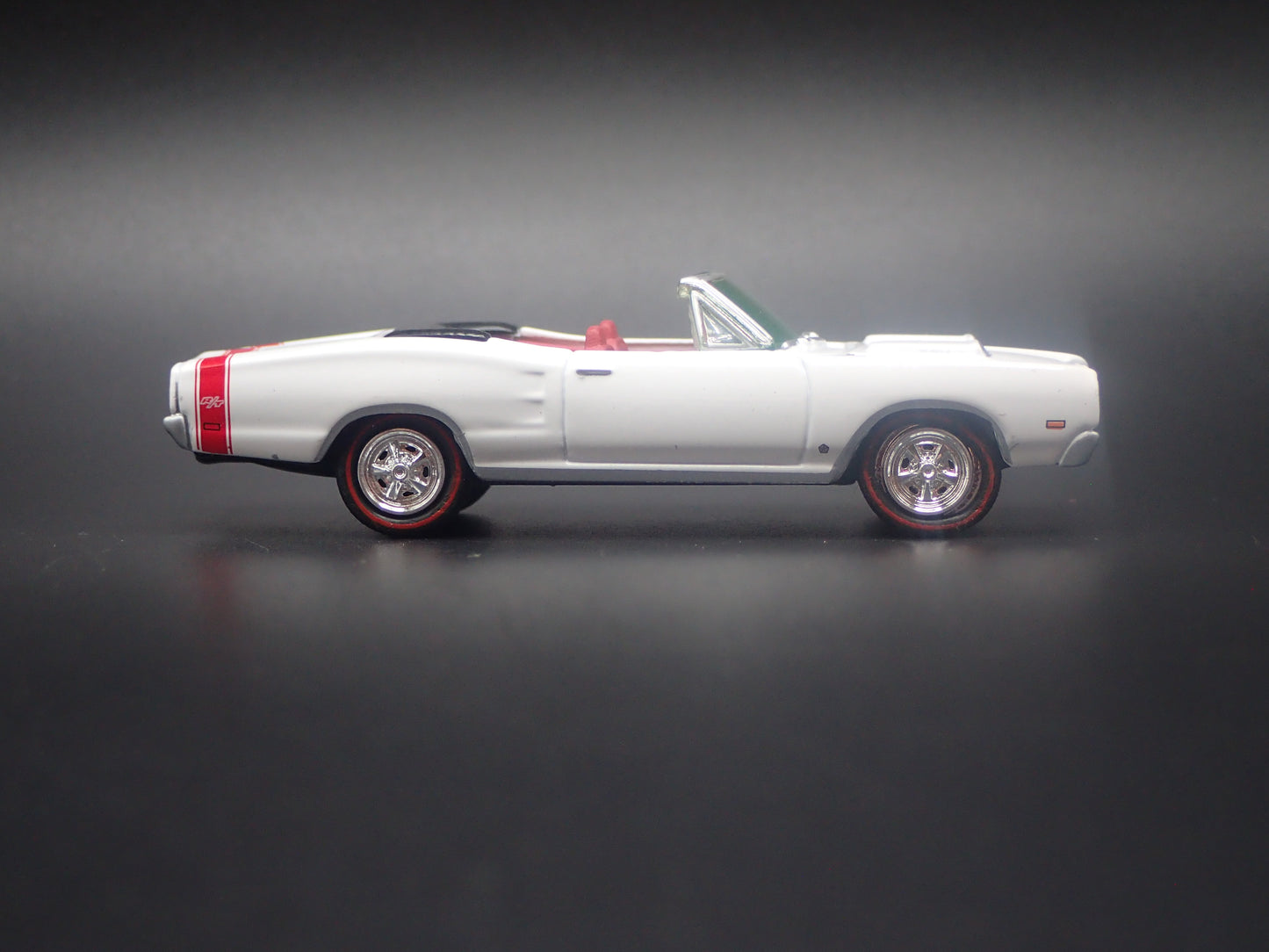 1969 69 DODGE CORONET RT CONVERTIBLE WHITE 1/64 SCALE DIORAMA DIECAST MODEL CAR