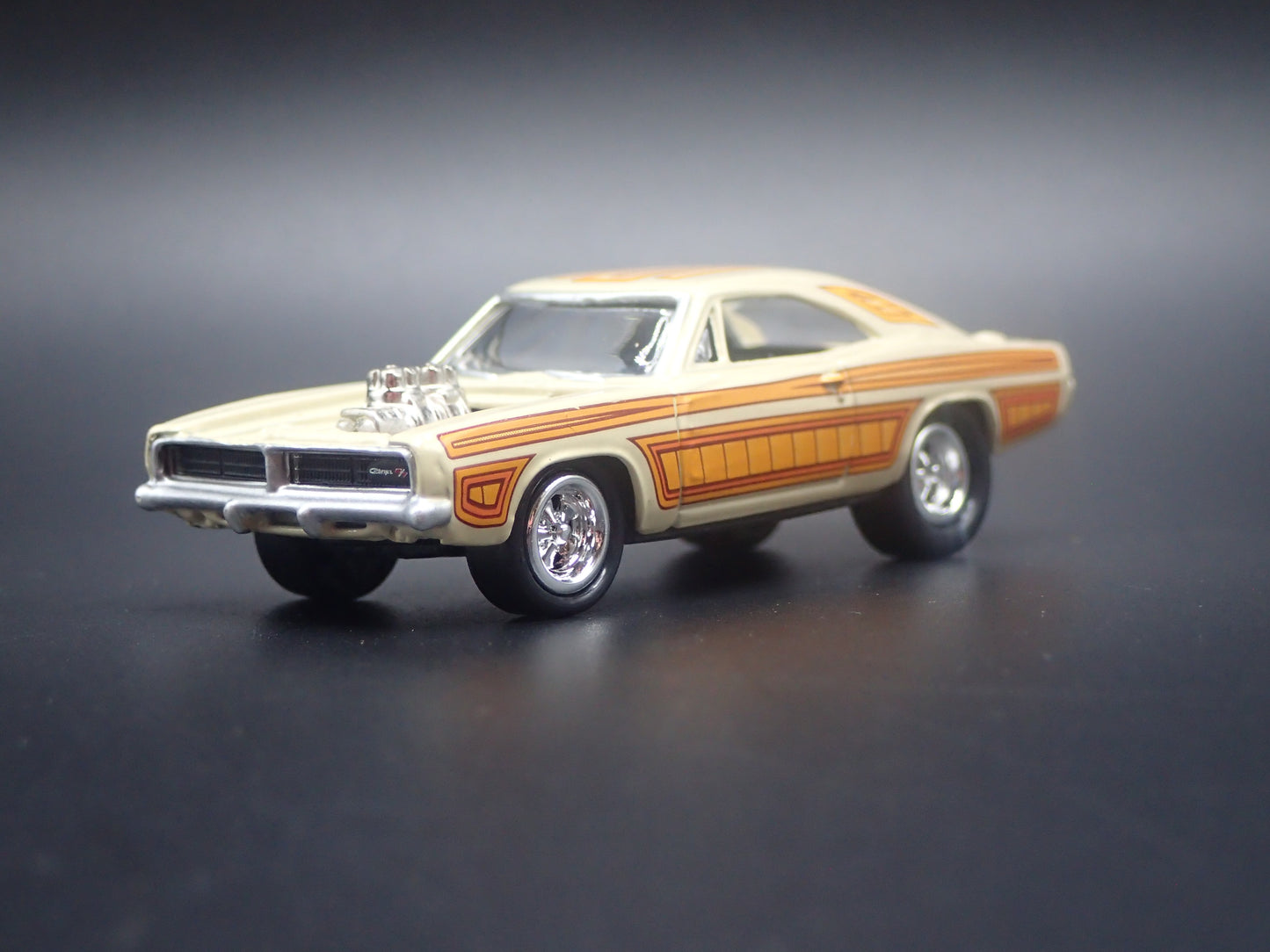 1969 69 DODGE CHARGER R/T 1:64 SCALE COLLECTIBLE DIORAMA DIECAST MODEL CAR