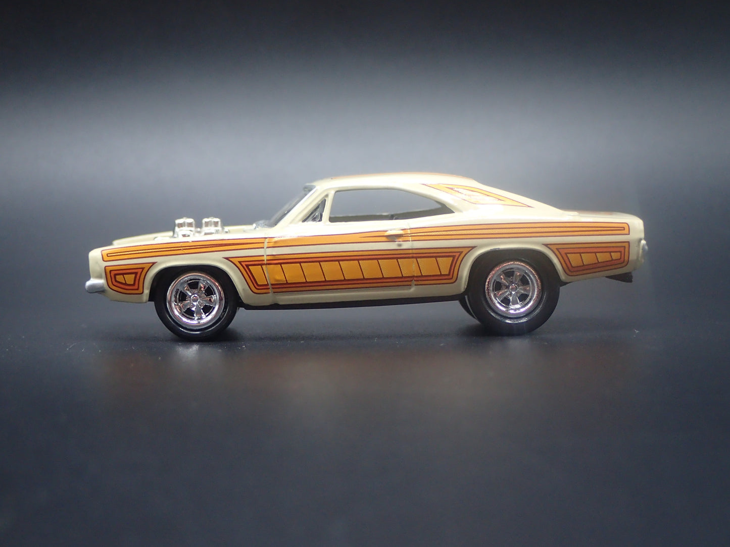1969 69 DODGE CHARGER R/T 1:64 SCALE COLLECTIBLE DIORAMA DIECAST MODEL CAR