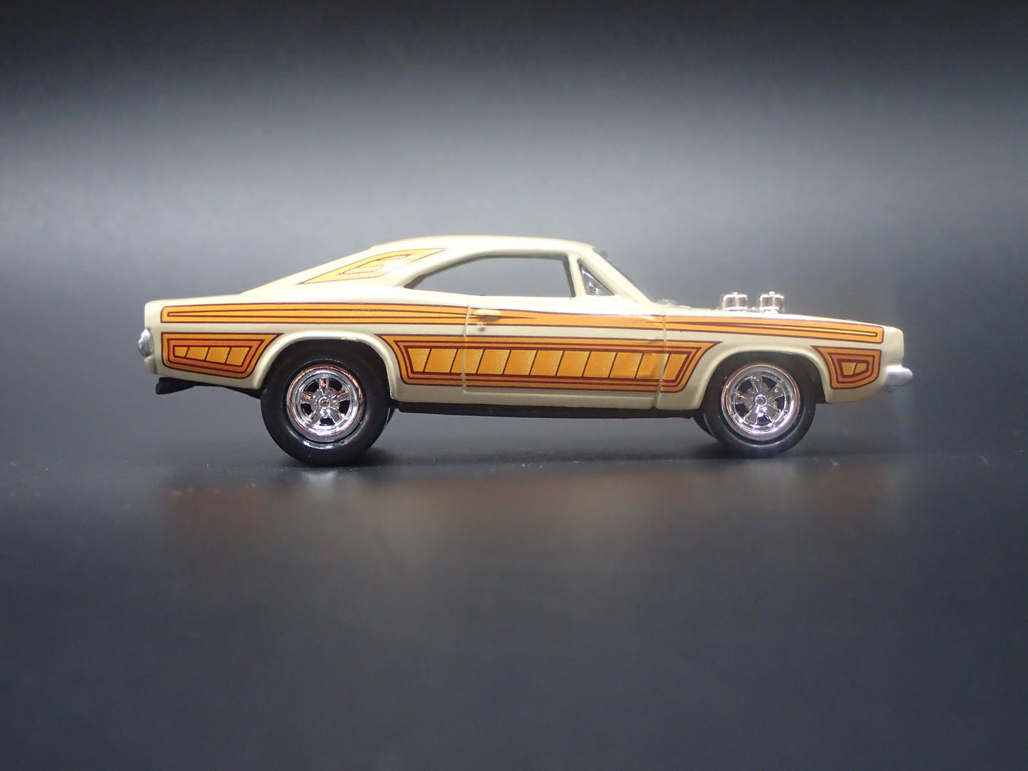 1969 69 DODGE CHARGER R/T 1:64 SCALE COLLECTIBLE DIORAMA DIECAST MODEL CAR