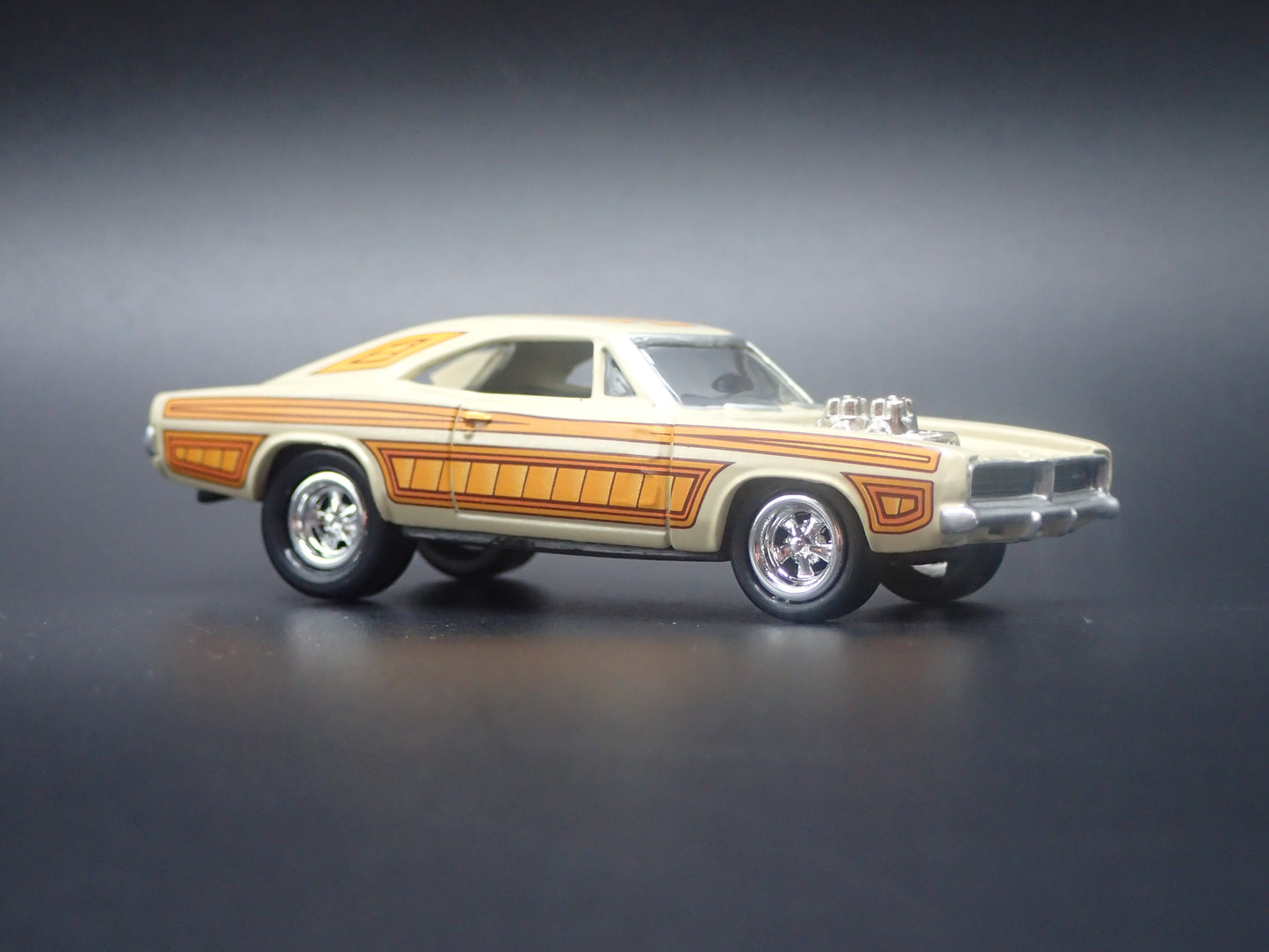 1969 69 DODGE CHARGER R/T 1:64 SCALE COLLECTIBLE DIORAMA DIECAST MODEL CAR