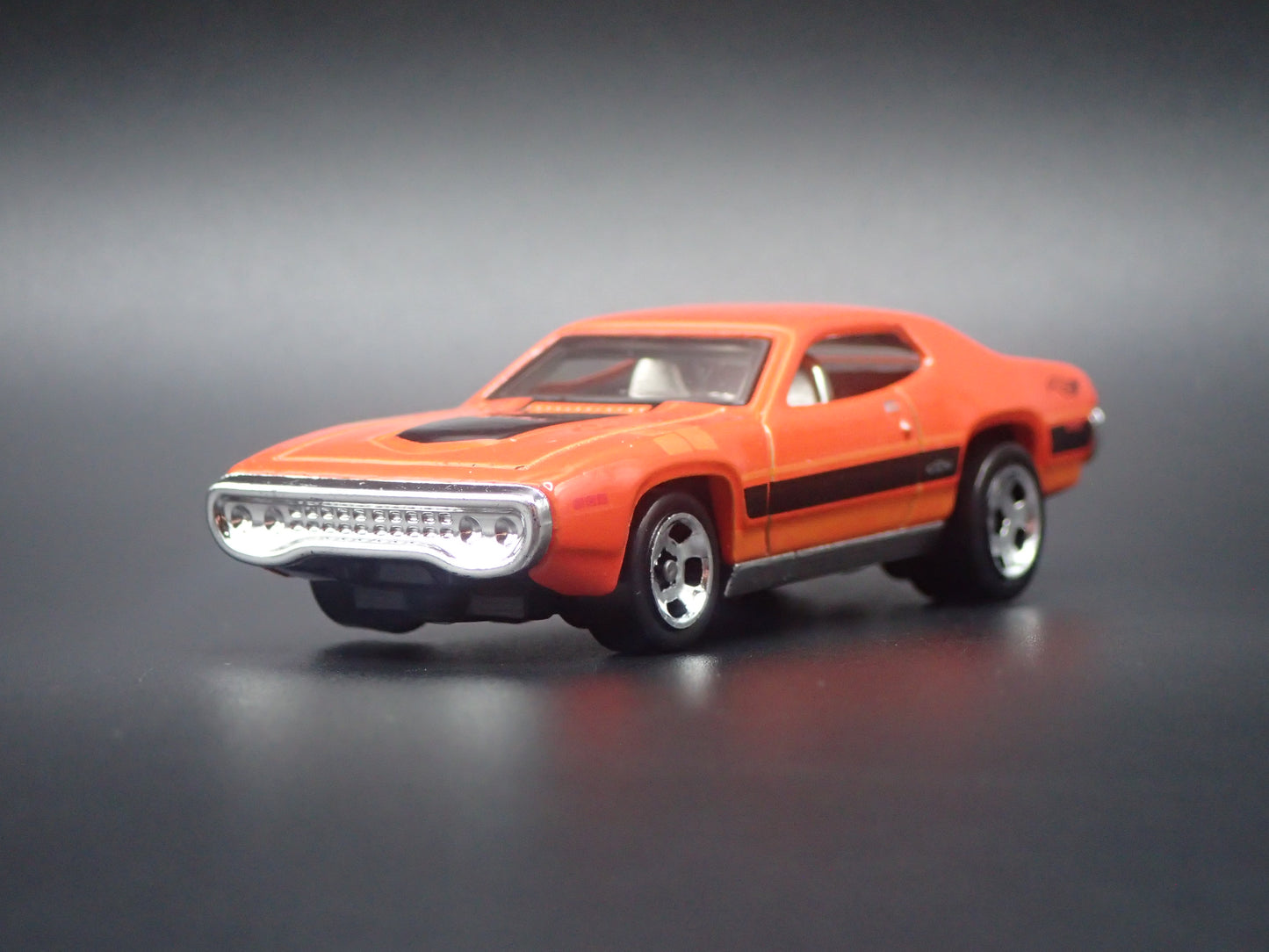 1971 71 PLYMOUTH GTX ORANGE 1/64 SCALE COLLECTIBLE DIORAMA DIECAST MODEL CAR