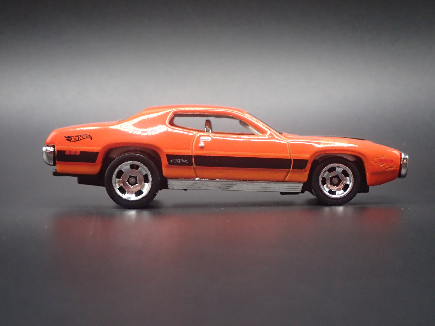 1971 71 PLYMOUTH GTX ORANGE 1/64 SCALE COLLECTIBLE DIORAMA DIECAST MODEL CAR
