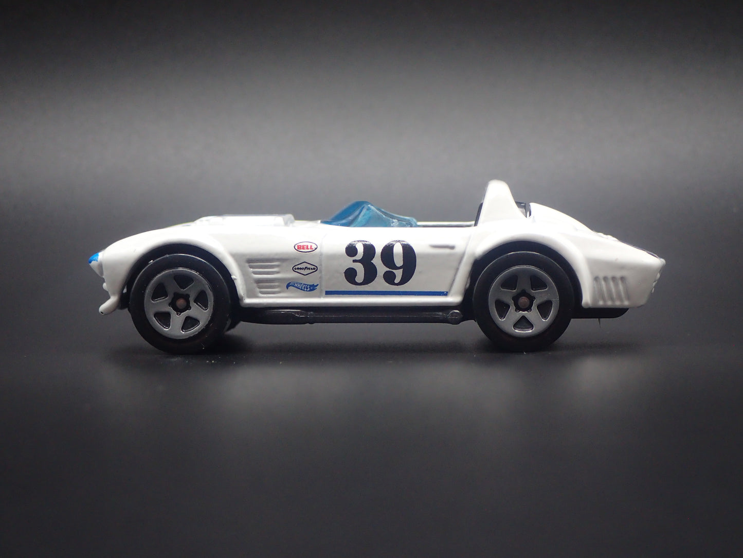 1963 CHEVY CHEVROLET CORVETTE GRAND SPORT ROADSTER 1/64 SCALE DIECAST MODEL CAR