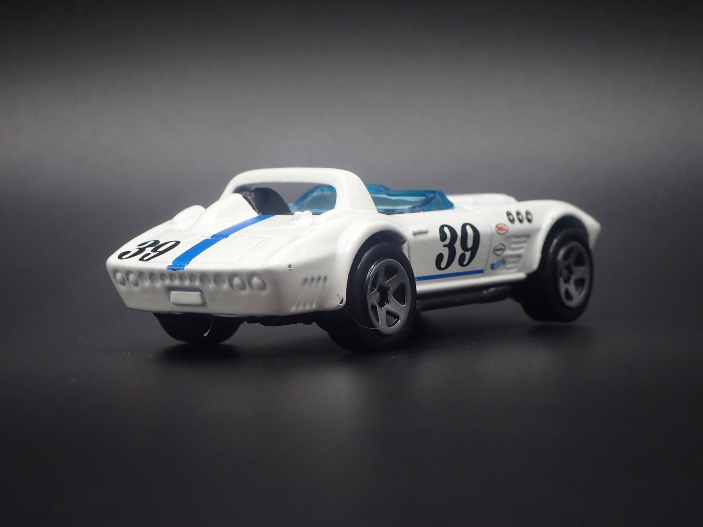 1963 CHEVY CHEVROLET CORVETTE GRAND SPORT ROADSTER 1/64 SCALE DIECAST MODEL CAR