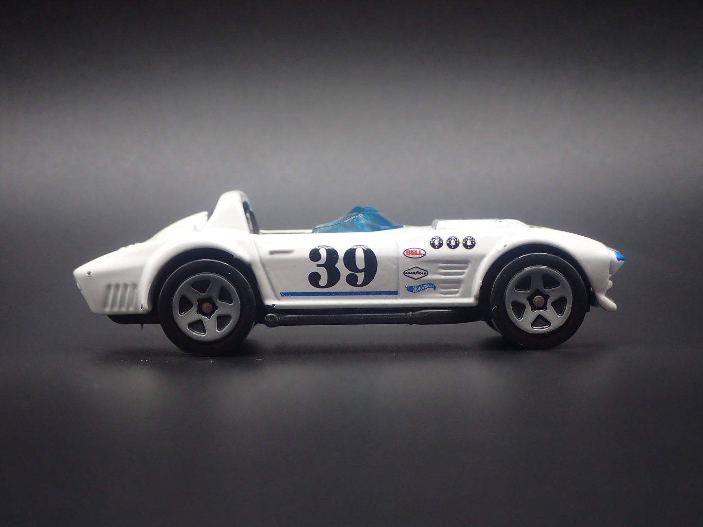 1963 CHEVY CHEVROLET CORVETTE GRAND SPORT ROADSTER 1/64 SCALE DIECAST MODEL CAR