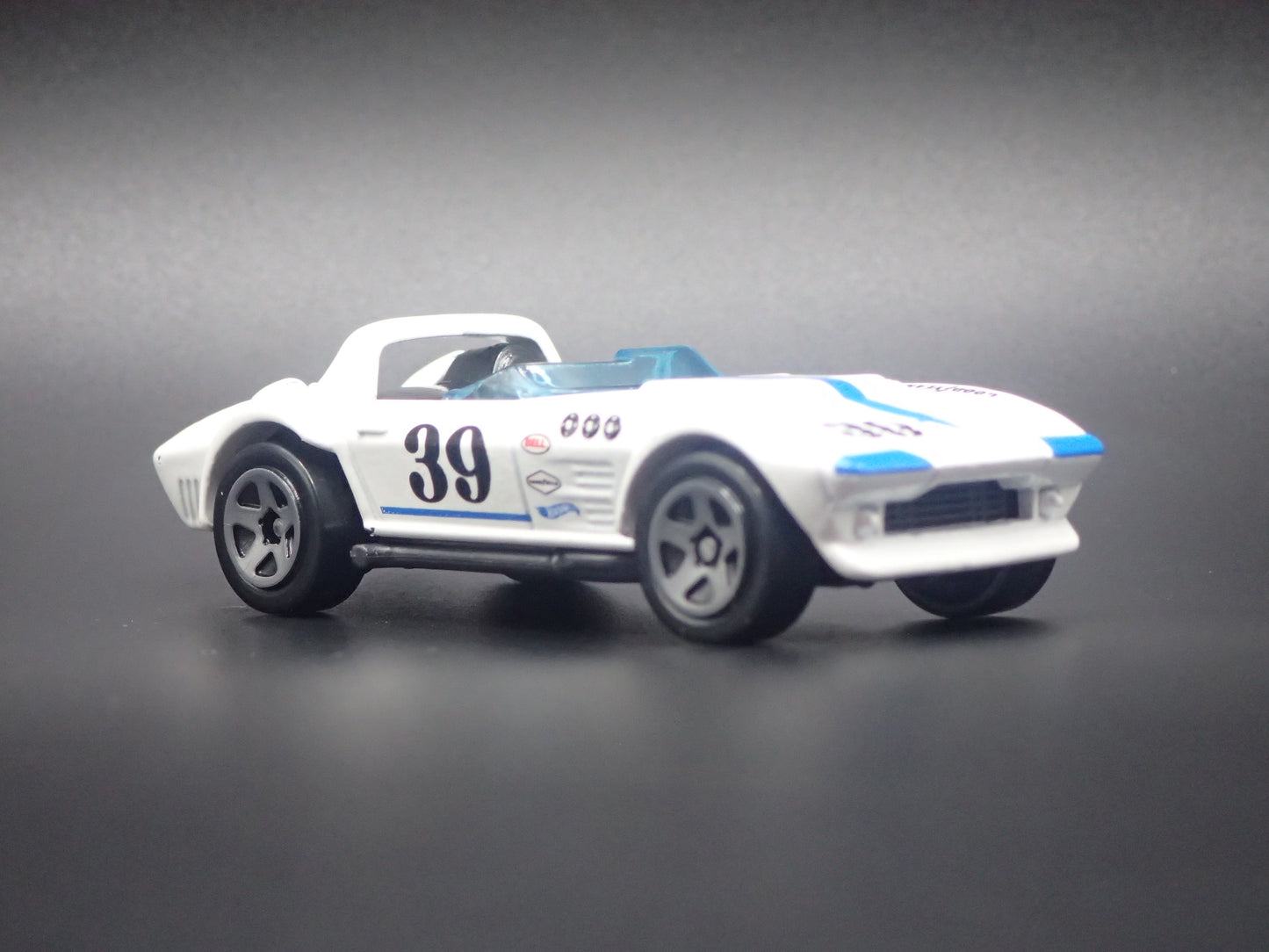 1963 CHEVY CHEVROLET CORVETTE GRAND SPORT ROADSTER 1/64 SCALE DIECAST MODEL CAR