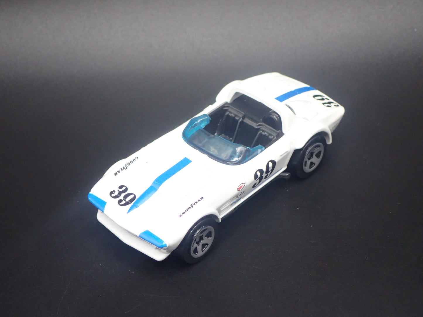 1963 CHEVY CHEVROLET CORVETTE GRAND SPORT ROADSTER 1/64 SCALE DIECAST MODEL CAR