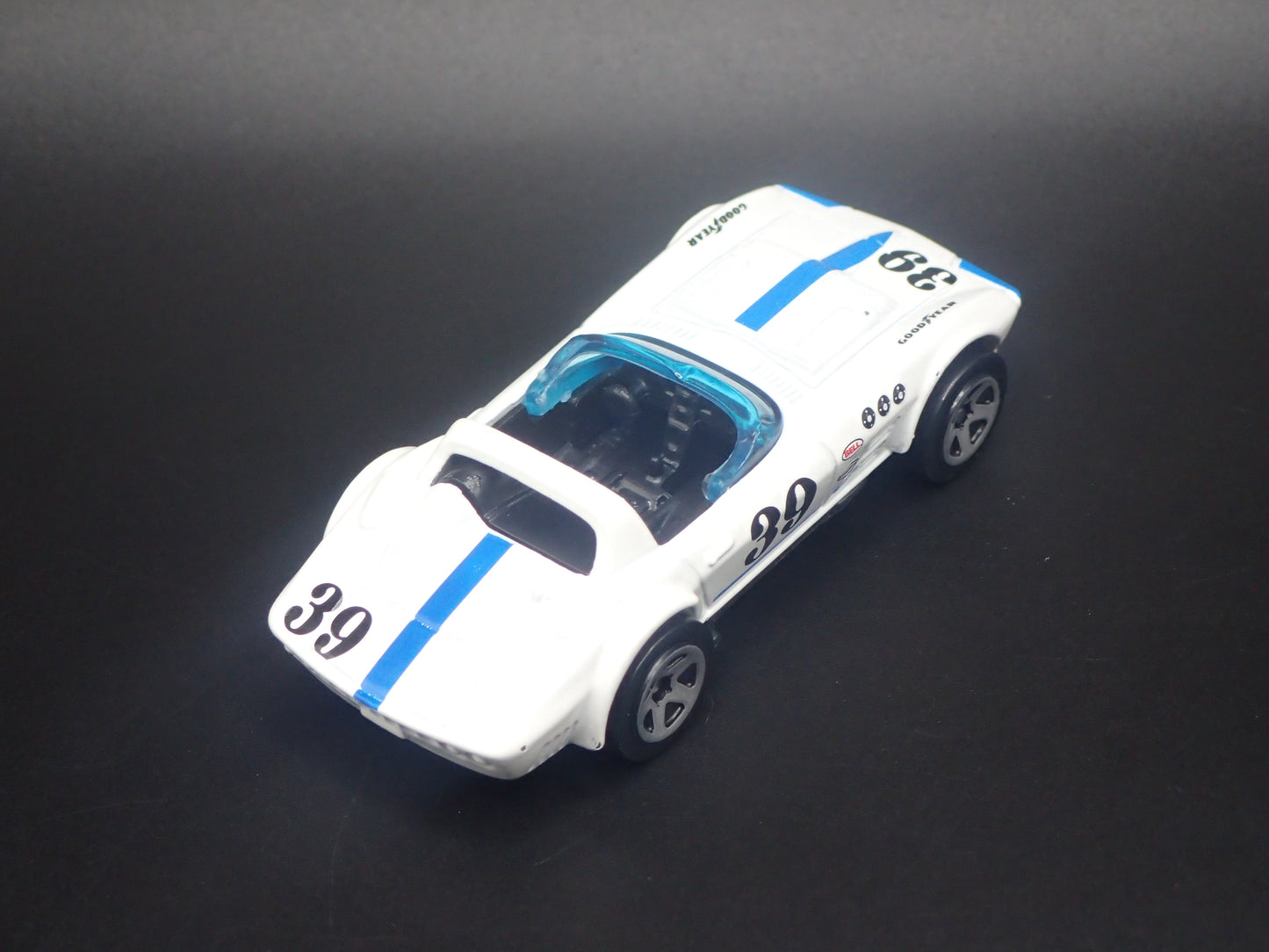 1963 CHEVY CHEVROLET CORVETTE GRAND SPORT ROADSTER 1/64 SCALE DIECAST MODEL CAR