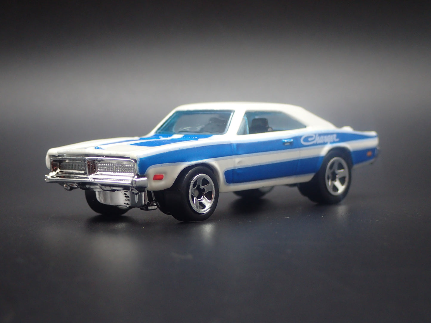 1969 69 DODGE CHARGER WHITE 1:64 SCALE COLLECTIBLE DIORAMA DIECAST MODEL CAR