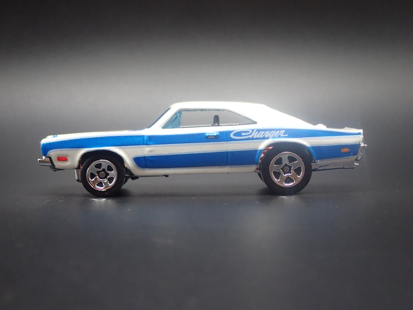 1969 69 DODGE CHARGER WHITE 1:64 SCALE COLLECTIBLE DIORAMA DIECAST MODEL CAR