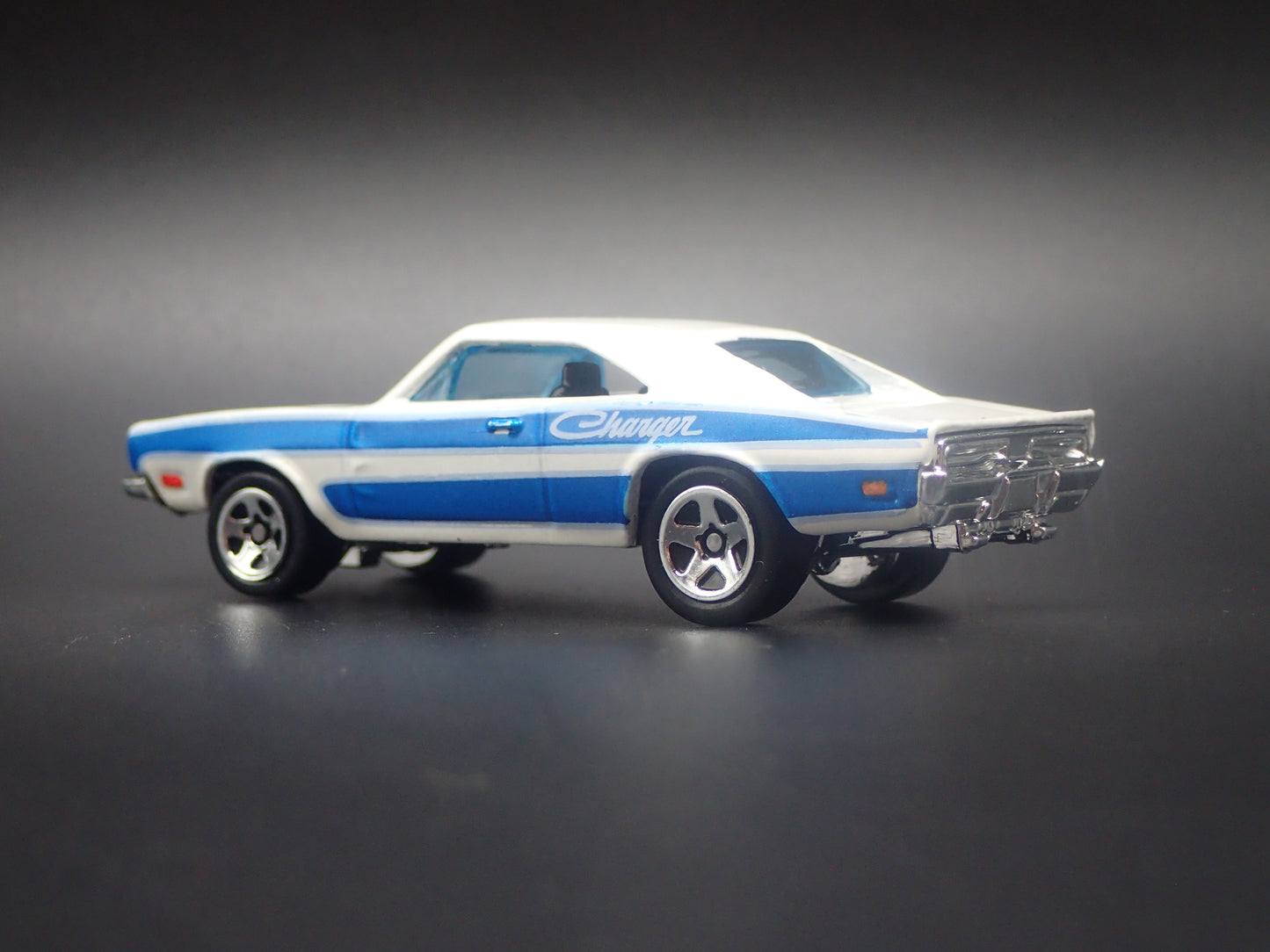 1969 69 DODGE CHARGER WHITE 1:64 SCALE COLLECTIBLE DIORAMA DIECAST MODEL CAR